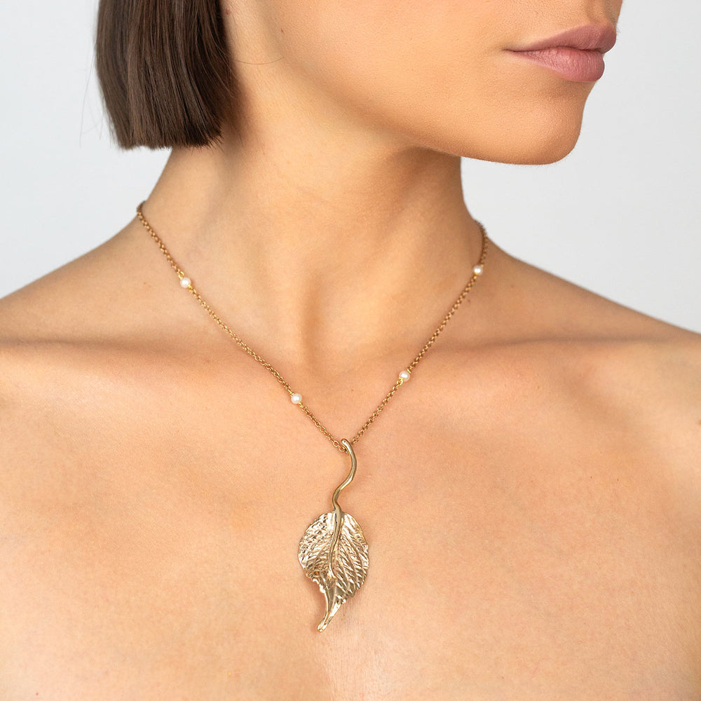 Collana Foglia di Ortensia in bronzo con perle naturali