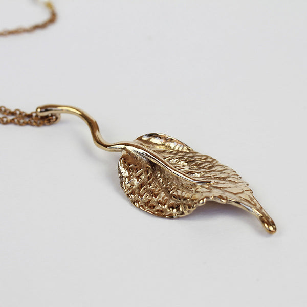 Collana Foglia di Ortensia in bronzo con perle naturali