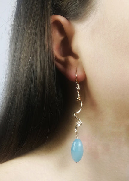 Orecchini Onda pendenti con pietre e perle.