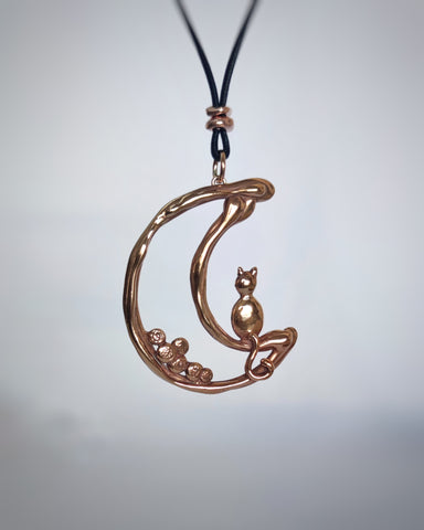 Ciondolo il gatto e la Luna in bronzo, con cordino.