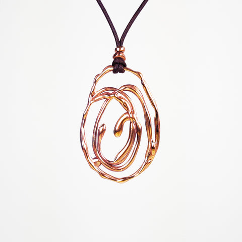 Ciondolo Vortice ovale in bronzo, con cordino.