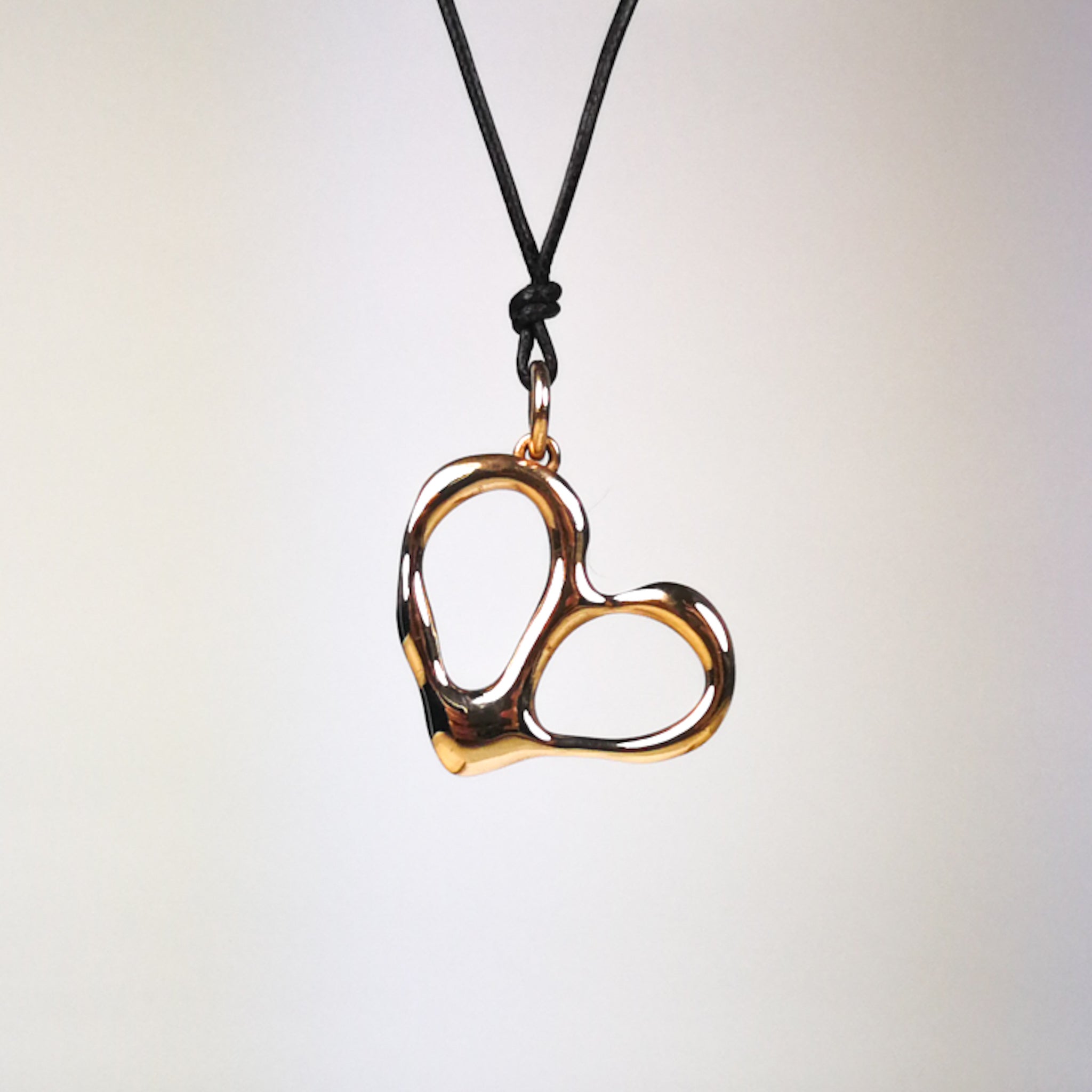 Ciondolo Cuore in bronzo, con cordino.