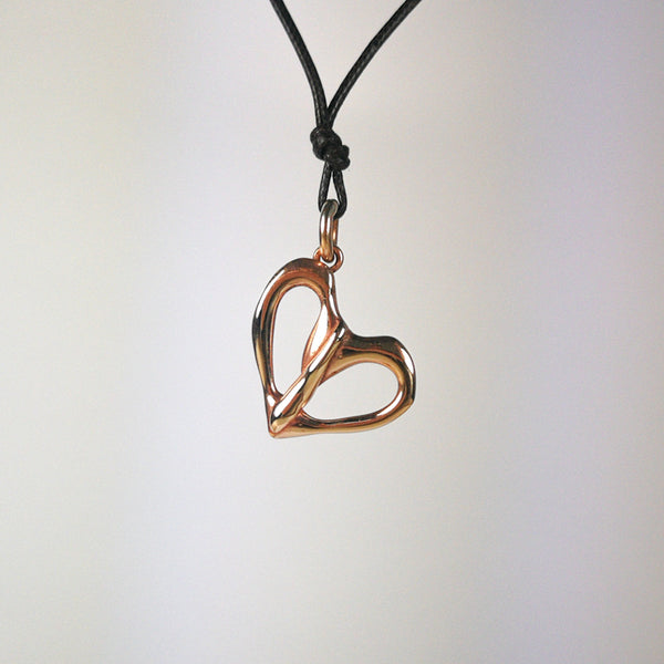 Ciondolo Cuore mini in bronzo, con cordino.