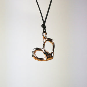Ciondolo Cuore piccolo in bronzo, con cordino.