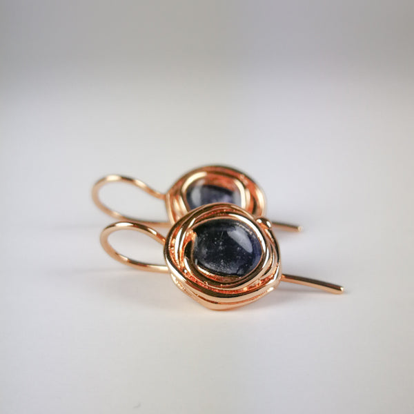 Orecchini Nest micro con smalto colorato. Pendenti con amo.